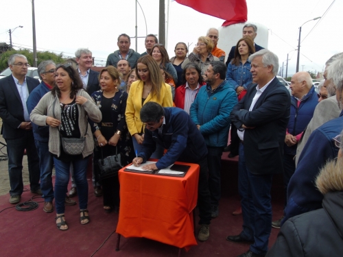 Hist&oacute;rica Firma de Convenio en Hualp&eacute;n